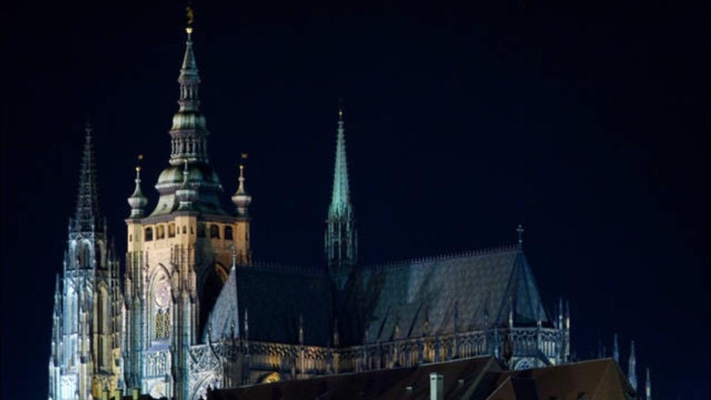 Sedlcanska - Will Save Money Here - Equipped With Antique Furniture * Praga