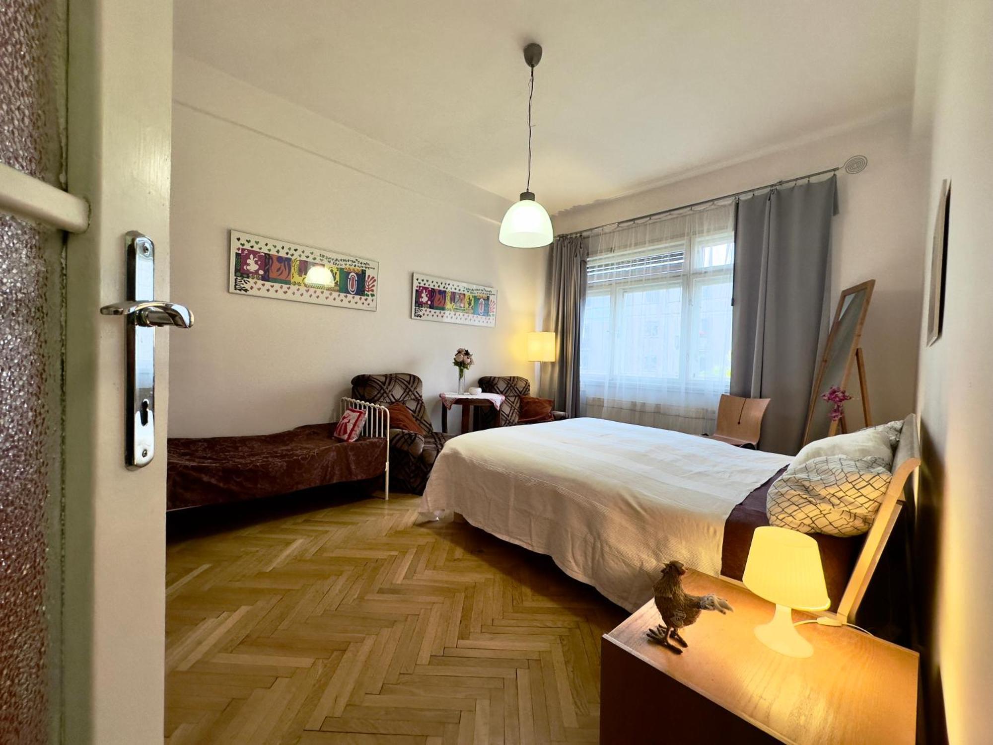 Sedlcanska - Will Save Money Here - Equipped With Antique Furniture Apartament